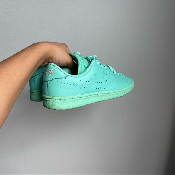 ✨Nike Tennis Classic Sneakers ✨ - Picture 5 of 7
